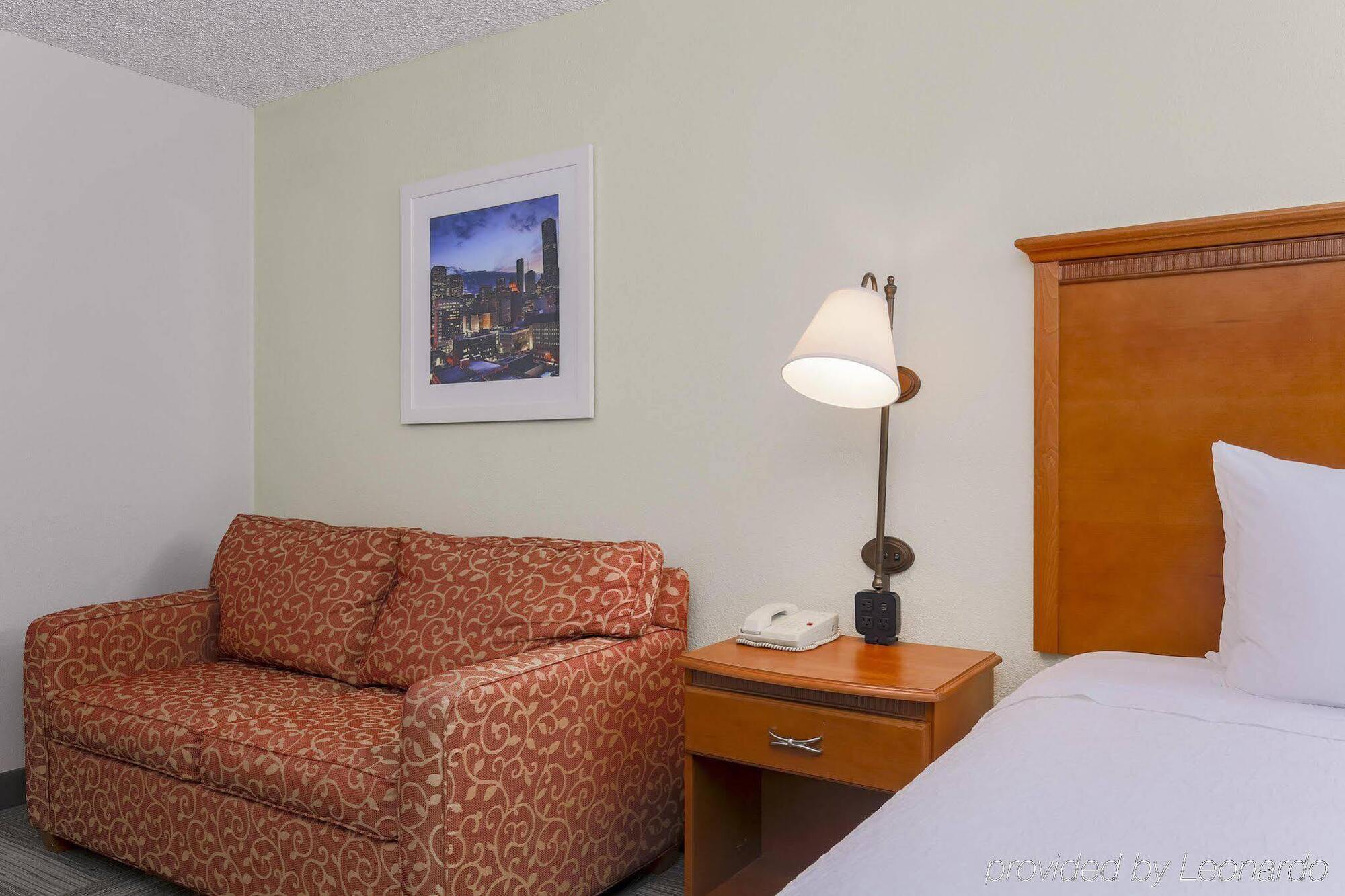 Hampton Hobby Airport Otel 3*